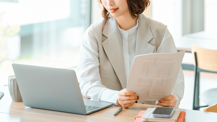 デスクワークの女性