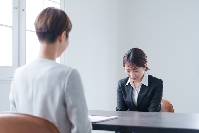 上司との話し合いをする女性